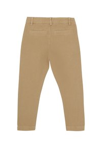 Beige Slim-Fit-Hosen mit Gürtelschlaufen und zwei paspelierten Gesäßtaschen, flach auf einem weißen Hintergrund präsentiert.