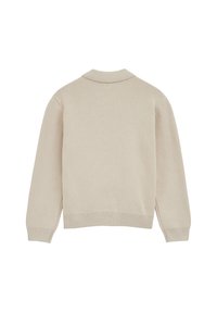 Pull en maille beige avec col polo, manches longues et poignets et ourlet côtelés. La texture semble lisse et légèrement épaisse.