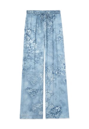 Lichtblauwe pyjamabroek met wijde pijpen, elastische tailleband en bloemig kanten patroon in donkerdere blauwtinten.