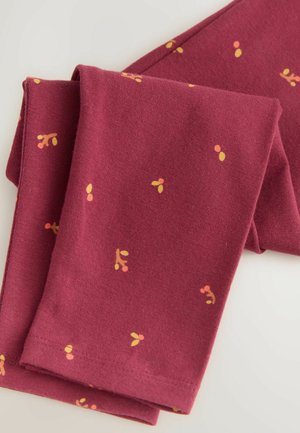 Bordeauxrode sokken van zachte stof met kleine oranje en gele bladerenpatronen, netjes opgerold met een gladde textuur.