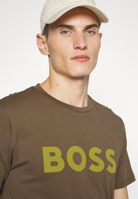 BOSS THINKING - T-shirt estampada - dark green