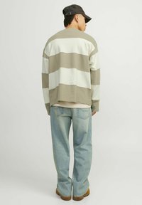 Jack & Jones JORBUSHWICK BLOCK CREW NECK - Sudadera - silver sage