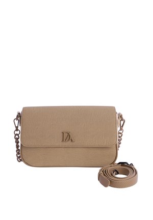 Bolso pequeño rectangular cruzado de color marrón claro con solapa plegable, detalles laterales de cadena metálica y correa de cuero enrollada desmontable.