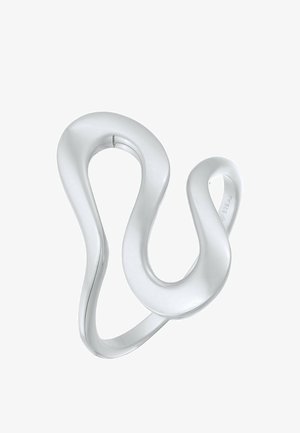 Ring i sterling sølv med et flydende, skulpturelt design. Har glatte, bølgede konturer og en justerbar åbning for størrelsesfleksibilitet.