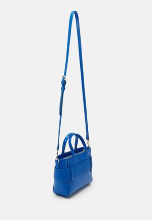 Pequeño bolso rectangular de cuero azul con dos asas cortas, correa larga ajustable para el hombro y cierre de cremallera.