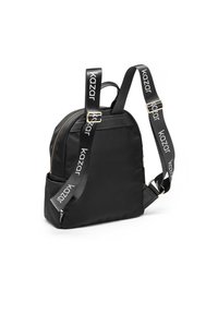 Mochila de nailon negra con cremallera dorada, con correas ajustables que tienen texto de logo en blanco, forma rectangular y textura suave.