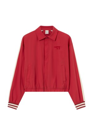 Czerwona lekka kurtka z kołnierzem, elastycznym dołem, dwoma przednimi kieszeniami, paskowanymi mankietami oraz subtelnym wyszywanym logo na lewej piersi.