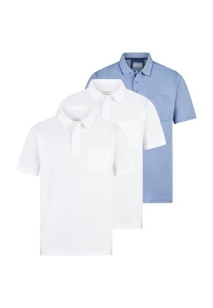 Dwie białe i jedna niebieska koszulka polo z krótkim rękawem, każda z kołnierzykiem, guziczkami i kieszenią na piersi, przedstawione ułożone jedna na drugiej na białym tle.