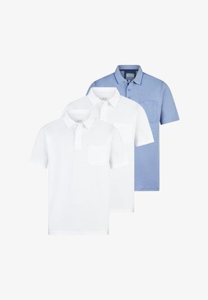 To hvide og en blå kortærmet poloshirt, hver med krave, knapper og en brystlomme, vist stablet mod en hvid baggrund.