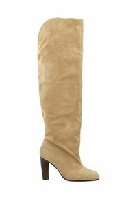 Botte en daim beige jusqu'au genou avec un bout pointu et un talon empilé de hauteur intermédiaire. Texture douce et finition lisse, avec des détails de design minimalistes.