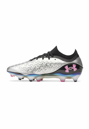 Zilveren en zwarte voetbalschoen met getextureerd bovenwerk, roze Under Armour-logo, zwarte veters en iriserende zool met roze noppen.