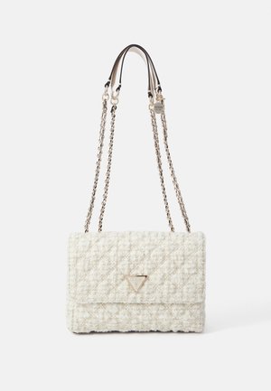 Gewatteerde witte handtas met een gestructureerde stof, kettinghengsels en een driehoekig metalen logo detail op de voorflap.