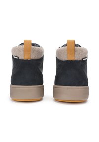 Scarpe alte nere in suede con foderatura in pile grigio, suola in gomma e linguetta arancione. Presentano una texture liscia e un branding minimale.