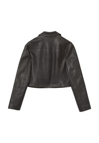 Giubbotto corto in pelle nera con maniche lunghe, colletto e dettagli di cucitura visibili. Texture liscia con una finitura elegante.