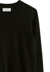 Zwarte gebreide trui met een geribde ronde hals. Zachte textuur met een slim fit ontwerp. Het label aan de binnenkant leest "Holly & Whyte."