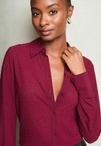 Lipsy REGULAR FIT - Blúzka so zapínaním na gombíky - red