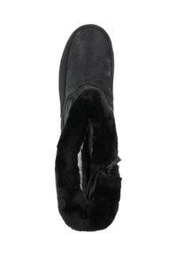 Botín negro con exterior de ante, forro de piel sintética, puntera redonda y diseño con vuelta. Presenta una cinta lateral para mayor detalle.