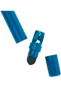 Blå penna med metallisk finish, rund spets och två korkar; en kork delvis avtagna, vilket avslöjar en texturerad svart spets.