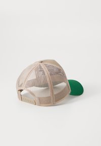 Beige hálós baseball sapka zöld napellenzővel, sima felülettel, állítható pánttal, kerek formával és nyitott hátsó résszel.