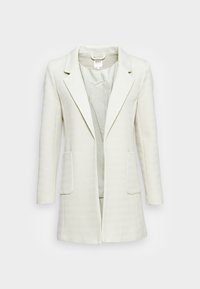 Bílý blazer s houndstooth vzorem, dlouhými rukávy, vykrojenými klopami, dvěma předními kapsami a rovnými liniemi. Materiál má jemnou texturu.