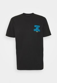 Svart bomull t-shirt med rund halsringning och korta ärmar. Textdesign på övre vänstra bröst i blått och gult som säger "ÖPPET SOM VANLIGT."