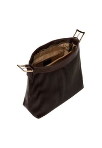 Brun plisseret håndtaske med metalaccenter, lynlåsåbning og beige indvendig for. Har en indvendig lomme til små genstande.