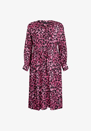 Pink og sort leopardprint kjole, lavet af letvægtsstof, har lange ærmer, et bælte med knude i taljen og en afslappet pasform.
