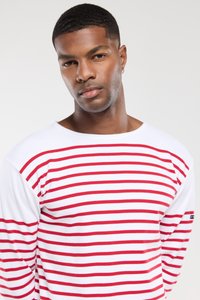 Langærmet skjorte med vandrette røde og hvide striber, rund halsudskæring og blødt stof. Har et lille logoaccent på ærmet.