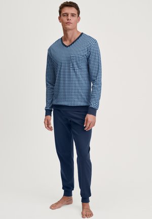 Ensemble de vêtements d'intérieur pour homme comprenant un haut à manches longues bleu à motif avec un décolleté en V et un pantalon marine à taille élastique avec des poignets. Le matériau est un mélange de coton doux.