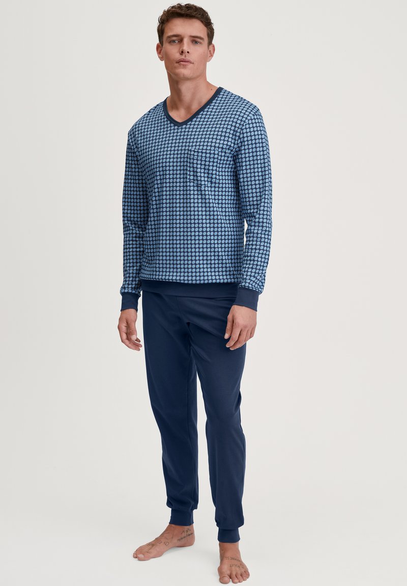 Heren loungewear set bestaande uit een gemêleerd blauwe lange mouw top met V-hals en marineblauwe elastische taillebroek met boorden. Het materiaal is een zachte katoenmix.