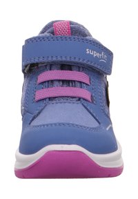 Modrá sportovní bota s suchým zipem, růžovými akcenty, strukturovanou tkaninou a bílou a růžovou gumovou podrážkou. Obsahuje šněrovací design.