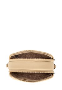 Beżowa kosmetyczka na zamek z miękką powierzchnią, podwójnymi przegrodami i wzorzystym wnętrzem z powtarzającym się logo marki.