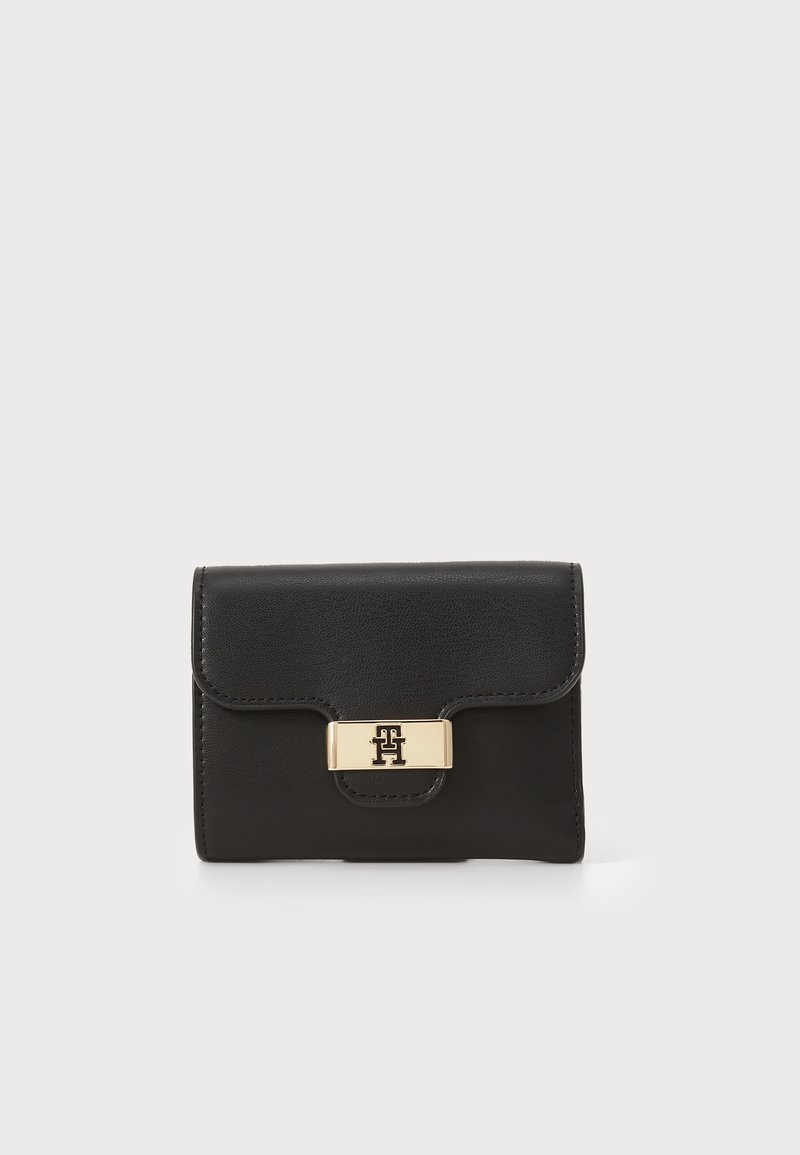 Zwarte leren portemonnee met een flap met omslag, gouden metalen sluiting met een logo en subtiele stiksel details rondom de randen.