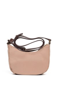 Beżowa torba na ramę z materiału o zakrzywionym kształcie, z brązowym skórzanym paskiem i złotym suwakiem. Gładka faktura, minimalistyczny design.