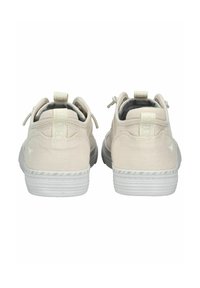 Sneakers in tela beige con una finitura testurizzata, forma arrotondata, linguette e suole in gomma bianca con dettagli a strisce.