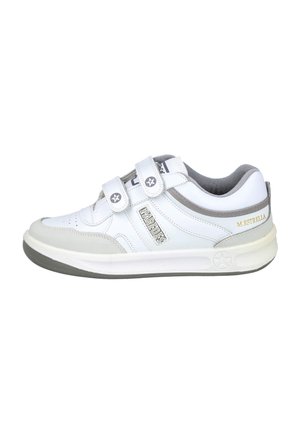 Zapatilla baja blanca y gris con dos tiras de velcro y el nombre de la marca "Paredes" en el lateral, y "M. Estrella" impreso cerca del talón.
