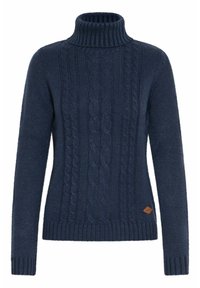 Tamnoplavi pleteni džemper s visokim rebrastim ovratnikom, koji ima uzorak cable knit i mali smeđi kožni logo ušiven na rubu.