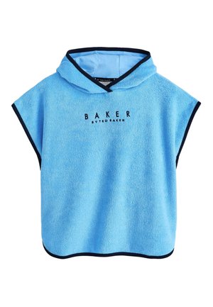 Smilende dreng med krøllet hår iført et lyseblåt hættehåndklæde med teksten "Baker by Ted Baker" foran mod en ensfarvet baggrund.