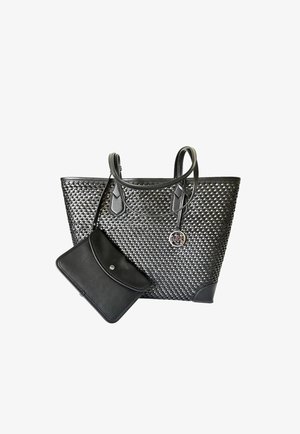 Sort vævet tote taske med dobbelte håndtag og metal logo vedhæng, ledsaget af en glat sort lynlås pung med tryklås.