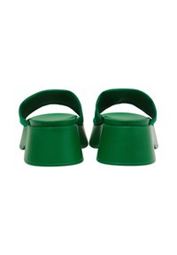 Sandali platform verdi con una larga fascia in tessuto e un tacco spesso. Il materiale appare liscio con una finitura opaca e bordi arrotondati.