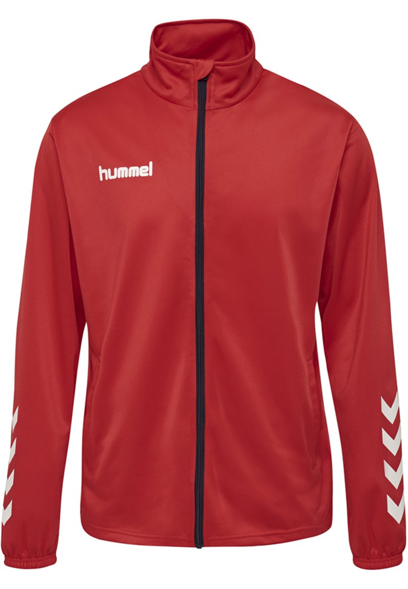 Veste de sport rouge avec col montant et fermeture éclair intégrale. Présente un logo blanc sur la poitrine gauche et des motifs en chevrons blancs sur les manches. Texture lisse.
