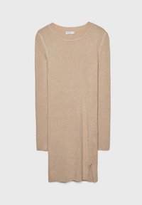 Robe pull en maille côtelée beige à manches longues, col rond et petite fente latérale à l'ourlet.