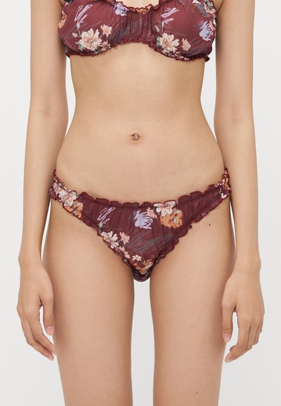 Conjunto de sujetador y bikini de color burdeos con bordes rizados, intrincados patrones florales y una textura suave y transparente.
