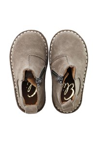 Botines de ante marrón con cremalleras en los laterales, detalles cosidos alrededor de la suela y un forro interior suave.