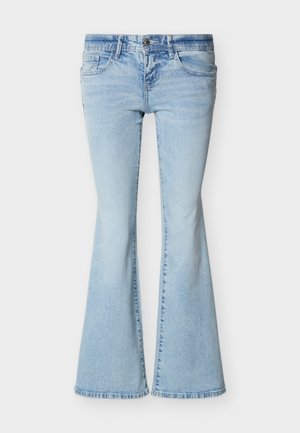 Ανοιχτό μπλε τζιν με ψηλή μέση και φαρδιά καμπάνα στο κάτω μέρος, με μπροστινές τσέπες και κλείσιμο με κουμπί.