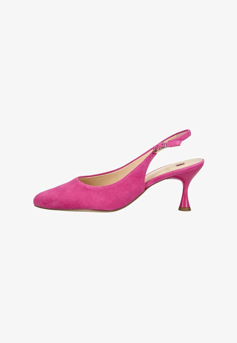 Zapato slingback de ante rosa con punta afilada y tacón medio curvado y delgado, con una correa ajustable con hebilla.