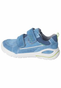 Modré semišové tenisky s dvěma nastavitelnými suchými zipy, texturovanou síťovanou podšívkou, bílou podrážkou a zelenými akcenty na patě a mezi podrážkou.