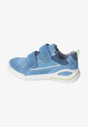 Blaue Wildledersneaker mit zwei verstellbaren Klettverschlüssen, einem strukturierten Netzfutter, weißer Sohle und grünen Akzenten an der Ferse und Zwischensohle.