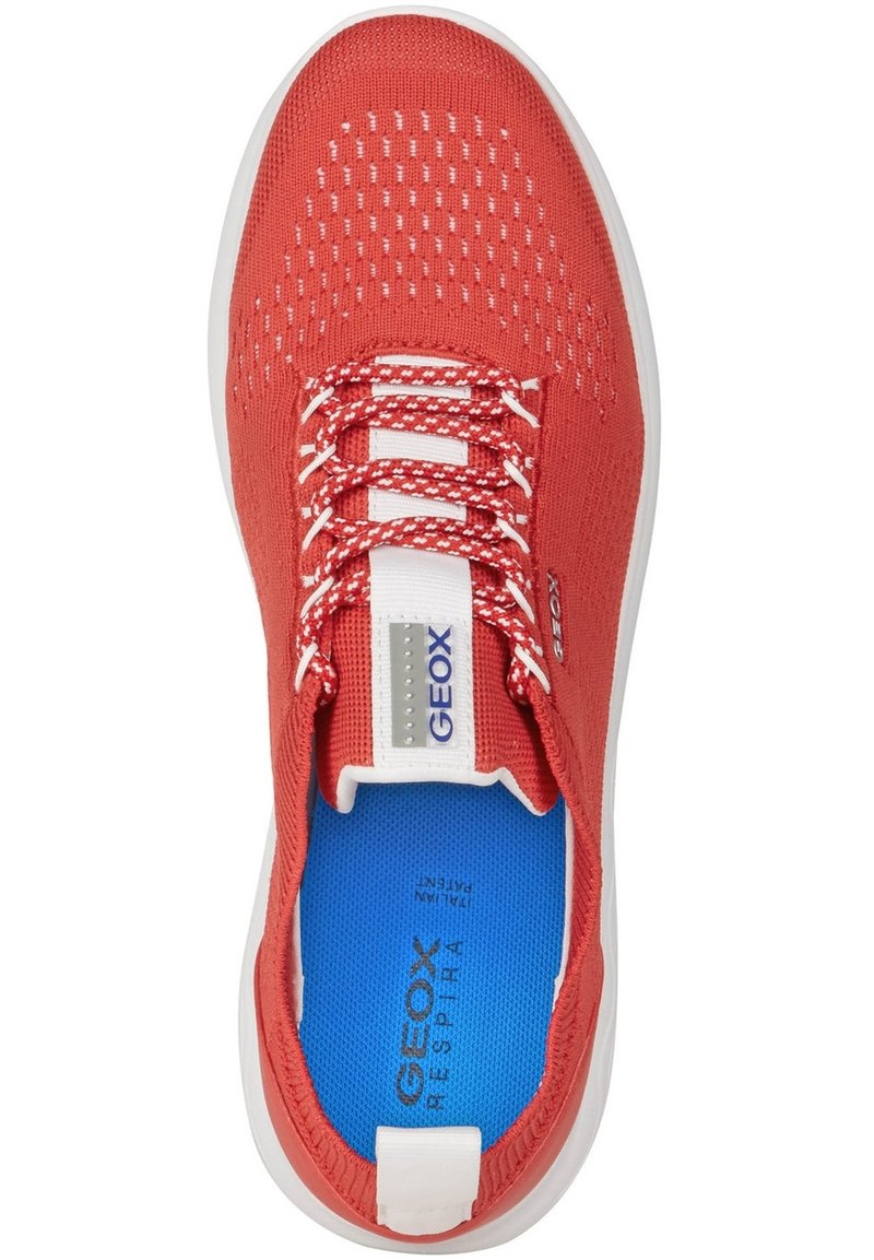 Zapato textil rojo con parte superior de malla, cordones blancos y plantilla azul. Presenta la marca "GEOX" en la lengüeta y una suela de goma blanca.