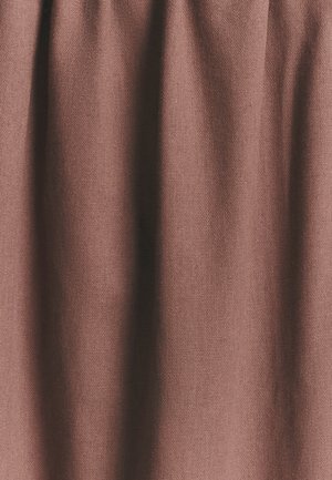 Brūns kokvilnas audums ar teksturētu, nedaudz kroku virsmu. Materiāls izskatās maigs un dabiski krīt.